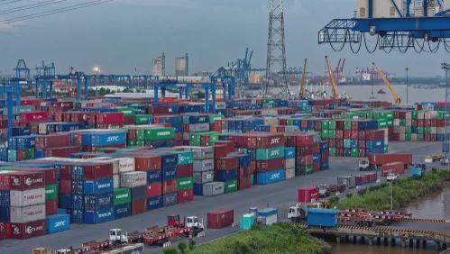 8000個集裝箱堆積如山 突發 一港口突遭襲擊,有貨輪被擊中...